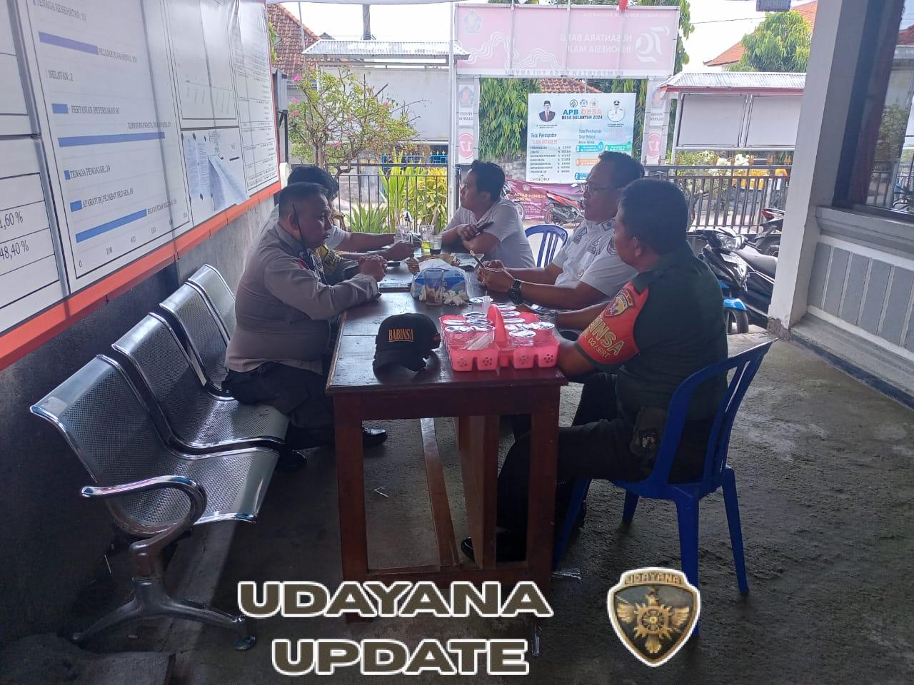 Babinsa dan Bhabinkamtibmas Desa Sulanyah Pererat Sinergi Lewat Kegiatan Komsos Bersama Warga