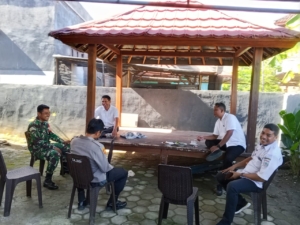 Wujudkan Wilayah Aman, Babinsa dan Bhabinkamtibmas Gelar Komsos Bersama Staf Kelurahan Arab Kenangan