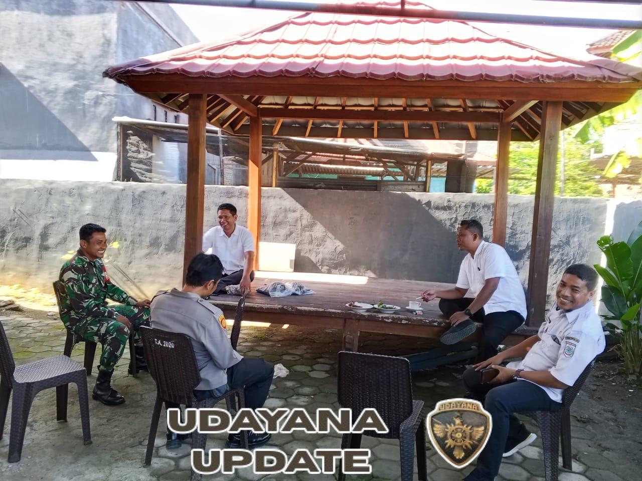 Wujudkan Wilayah Aman, Babinsa dan Bhabinkamtibmas Gelar Komsos Bersama Staf Kelurahan Arab Kenangan