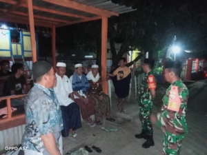 Dekat dengan Rakyat, Babinsa Kale’o Bersama Masyarakat Gelar Siskamling di Sape dan Lambu