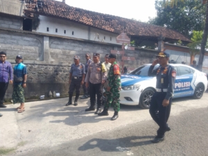 Babinsa Negari Sampaikan Kunjungan TP PKK Provinsi Bali Diwarnai  Rikkes Gratis, Penyaluran Sembako Dan Vaksinasi Rabies