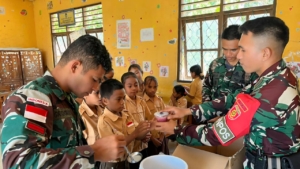 Satgas Pamtas Yonarmed 12 Kostrad Didik dan Beri Kolak Gratis untuk Anak Sekolah di Perbatasan