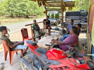 Bangun Kamtibmas Lewat Obrolan: Babinsa dan Warga Desa Ndondo Kompak