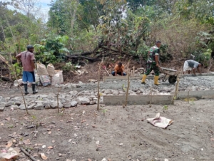 Babinsa Kodim 1602/Ende Bersama Warga Gotong Royong Perbaiki Jalan Tani di Desa Mausambi