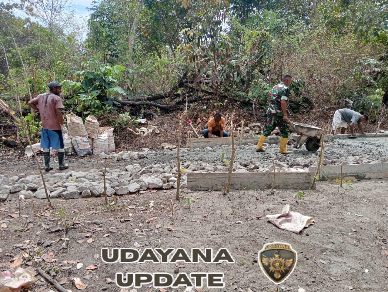 Babinsa Kodim 1602/Ende Bersama Warga Gotong Royong Perbaiki Jalan Tani di Desa Mausambi