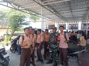 Babinsa Sertu Damianus Kerhi Himbau Pelajar SMKN 1 Ende Hindari Perilaku Negatif