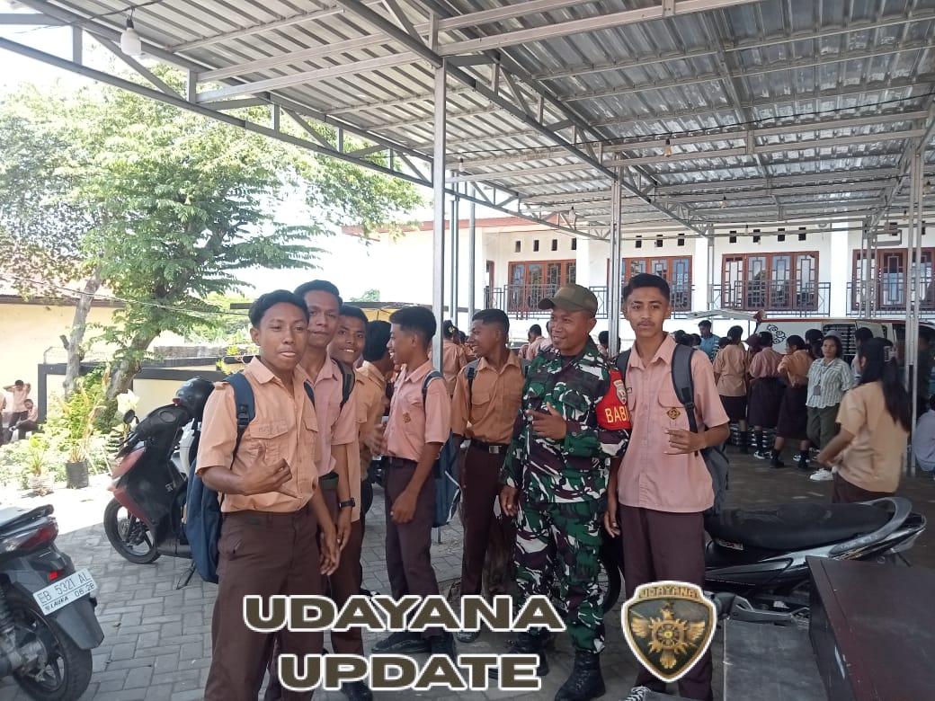 Babinsa Sertu Damianus Kerhi Himbau Pelajar SMKN 1 Ende Hindari Perilaku Negatif