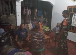 Babinsa Desa Roka Himbau Warga Waspada Kebakaran di Musim Kemarau dengan Angin Kencang