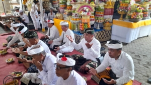 TNI Hadir di Tengah Tradisi, Danramil Tembuku Upasaksi Ngusaba Desa dan Ngusaba Nini di Desa Jehem