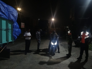 Babinsa Kodim 1602/Ende Kawal Ketat Kedatangan Kapal Darma Rucitra VIII di Pelabuhan IPPI