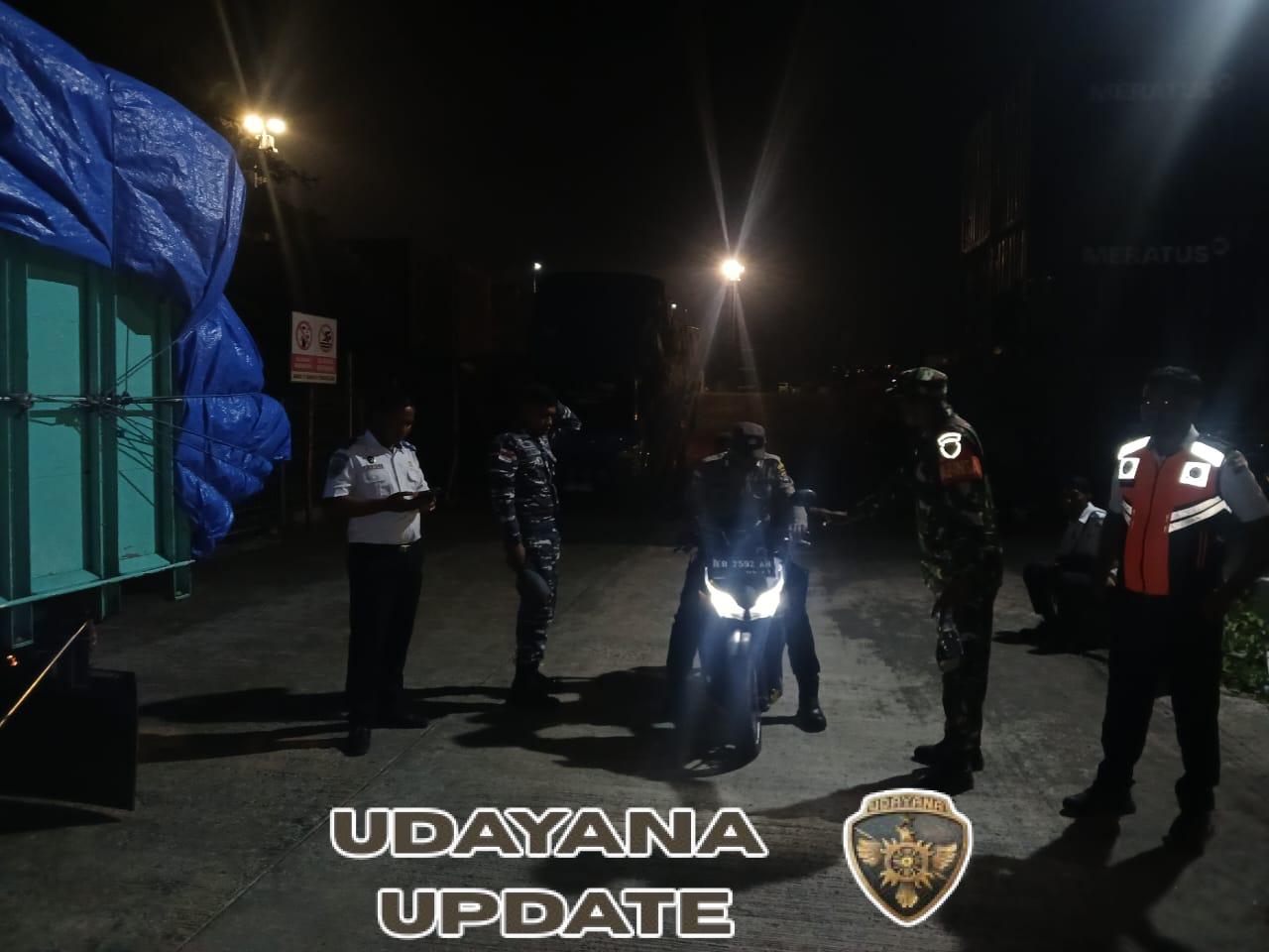 Babinsa Kodim 1602/Ende Kawal Ketat Kedatangan Kapal Darma Rucitra VIII di Pelabuhan IPPI