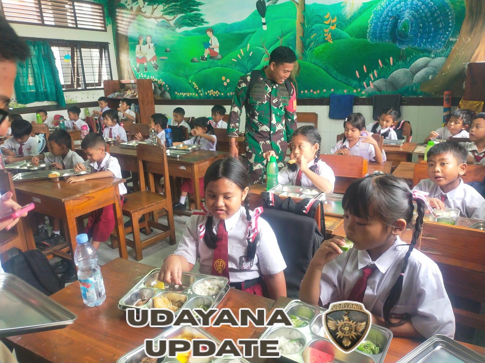 Pendistribusian Makan Bergizi Gratis untuk Siswa SDN 4 Benoa, Babinsa Turut Atensi dan Dampingi