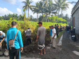 ‎Sinergi TNI dan Masyarakat Aikmel, Gotong Royong Bersihkan Lingkungan