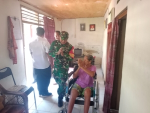 TNI Hadir di Tengah Warga, Babinsa Bungkulan Serahkan Kursi Roda bagi Lansia di Banjar Dinas Jro Gusti