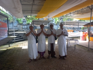 Pengukuhan Bendesa Adat Banyuatis, Babinsa Pastikan Kegiatan Berjalan Tertib dan Kondusif