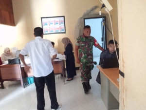 Babinsa Desa Kiantar Ajak Warga Jaga Kebersihan dan Kamtibmas di Lingkungan Desa