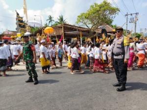 Kasdim 1623/Karangasem bersama Perwira staf, Danramil dan seluruh anggota nonton bersama secara virtual Upacara Peringatan HUT TNI ke-80.