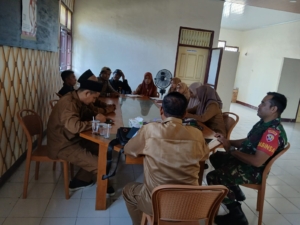 Babinsa Pasir Putih Dukung Peningkatan Kinerja Aparat Desa Lewat Rapat Evaluasi Mingguan