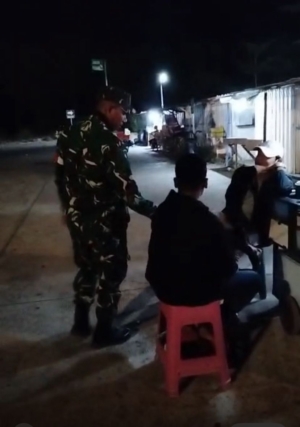 ‎Babinsa Koramil 1615-02/Pringgabaya Tekankan Pentingnya Ketertiban dan Kebersihan di Area Pelabuhan