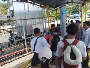 Upaya jaga kamtibmas, anggota jajaran Kodim 1623/Karangasem bersama instansi terkait periksa KTP Penumpang.