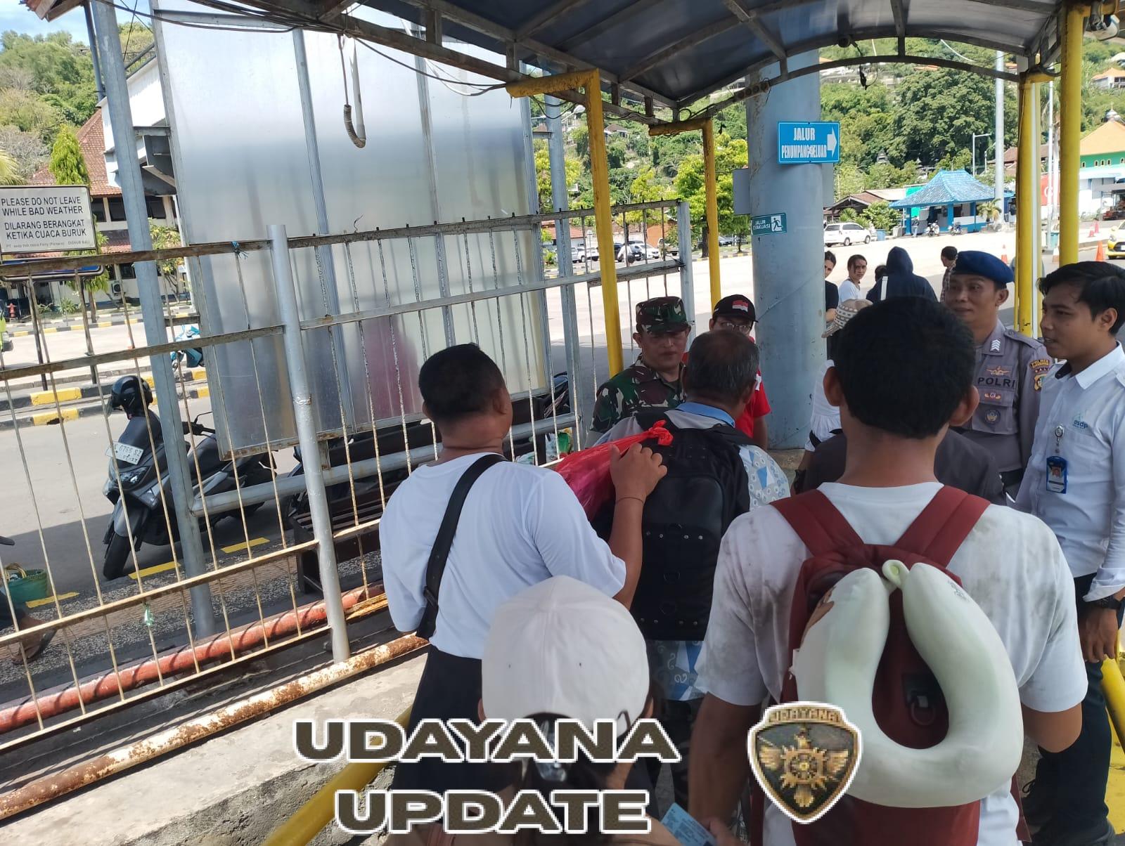 Upaya jaga kamtibmas, anggota jajaran Kodim 1623/Karangasem bersama instansi terkait periksa KTP Penumpang.