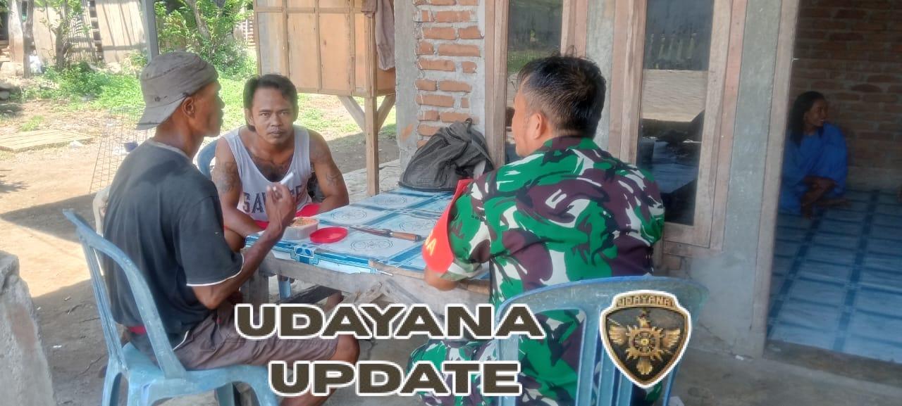 Pererat Hubungan dengan Warga, Babinsa Seteluk Laksanakan Komsos di Lamusung