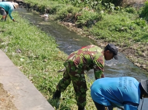Gotong Royong Membersihkan Lingkungan Babinsa dan Masyarakat Desa Sanur Kauh Bersatu