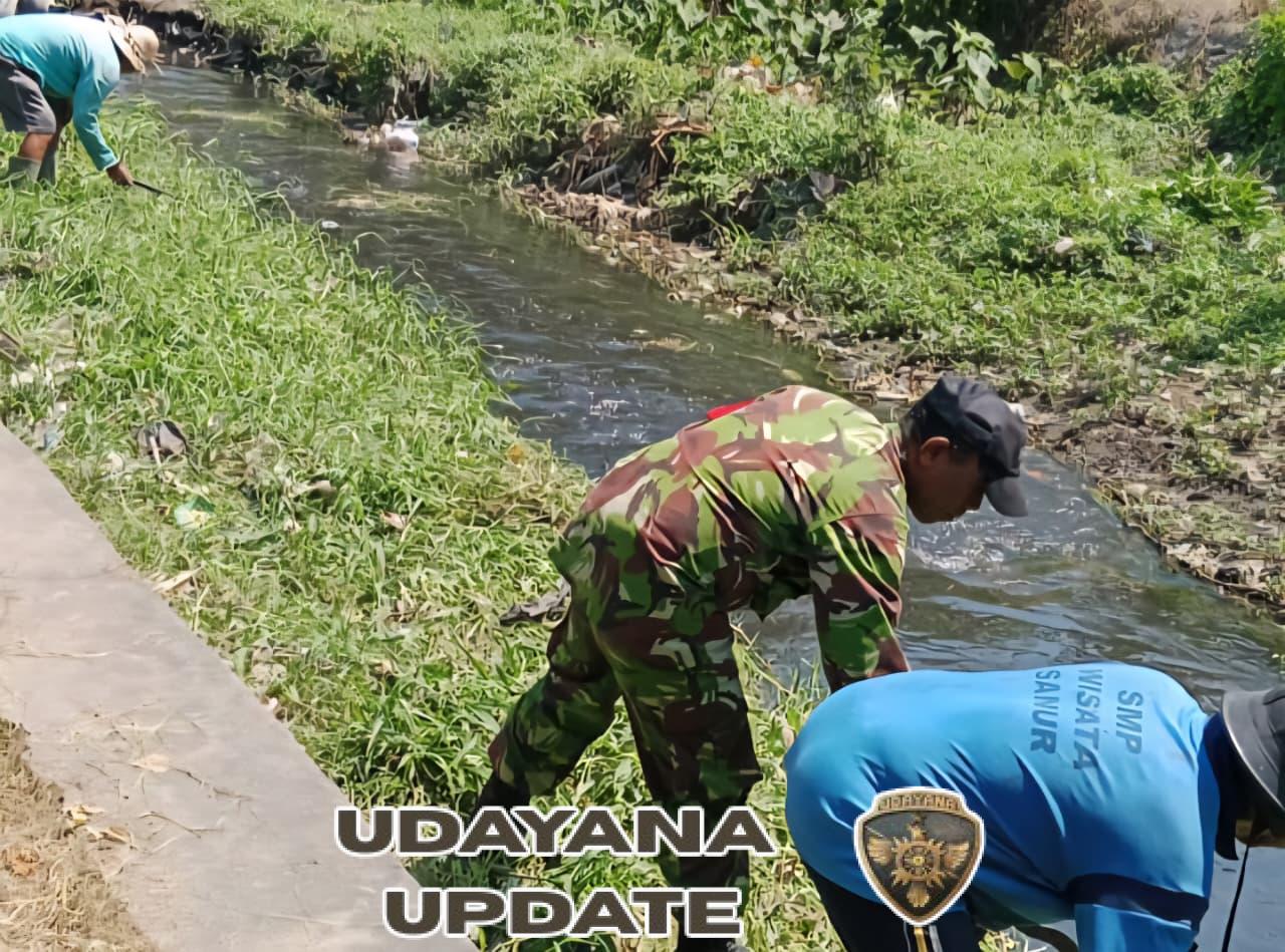Gotong Royong Membersihkan Lingkungan Babinsa dan Masyarakat Desa Sanur Kauh Bersatu