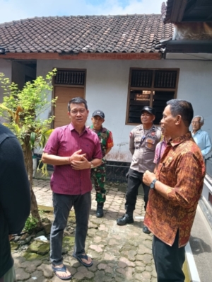 Babinsa Bakas Dampingi Warga Terima Kursi Roda