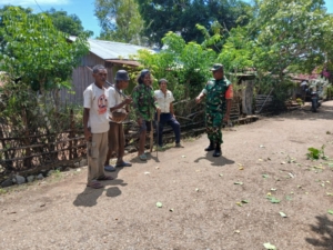 Komsos Dengan Warga Binaannya, Babinsa Himbau Jaga Kebersihan Rumah dan Lingkungan