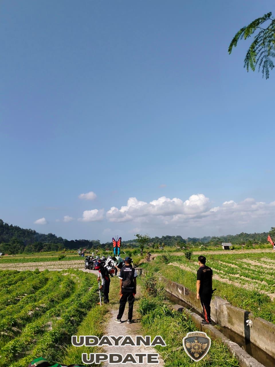 Dukung kemajuan pariwisata, Babinsa 1623-04/Sidemen hadiri kegiatan gotong royong pembersihan jalur tracking.