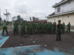 Sinergi TNI dan Aparat Desa, Babinsa Belantih Dorong Profesionalisme Linmas Lewat Pembinaan Kapasitas