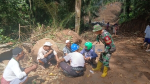 Tuak Manis Satukan Warga, Babinsa dan Polisi Turun ke Lapangan