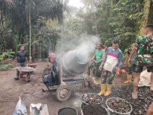 Prajurit dan Warga Bersatu Bangun Jalan Penghubung Desa