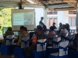 Babinsa Koramil Maukaro Dukung Program Transmigrasi Melalui Rapat Bersama Tim Universitas Diponegoro