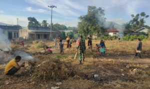 Babinsa Koramil Kewapante Gelar Karya Bakti Bersihkan Lapangan Eks Pasar Geliting
