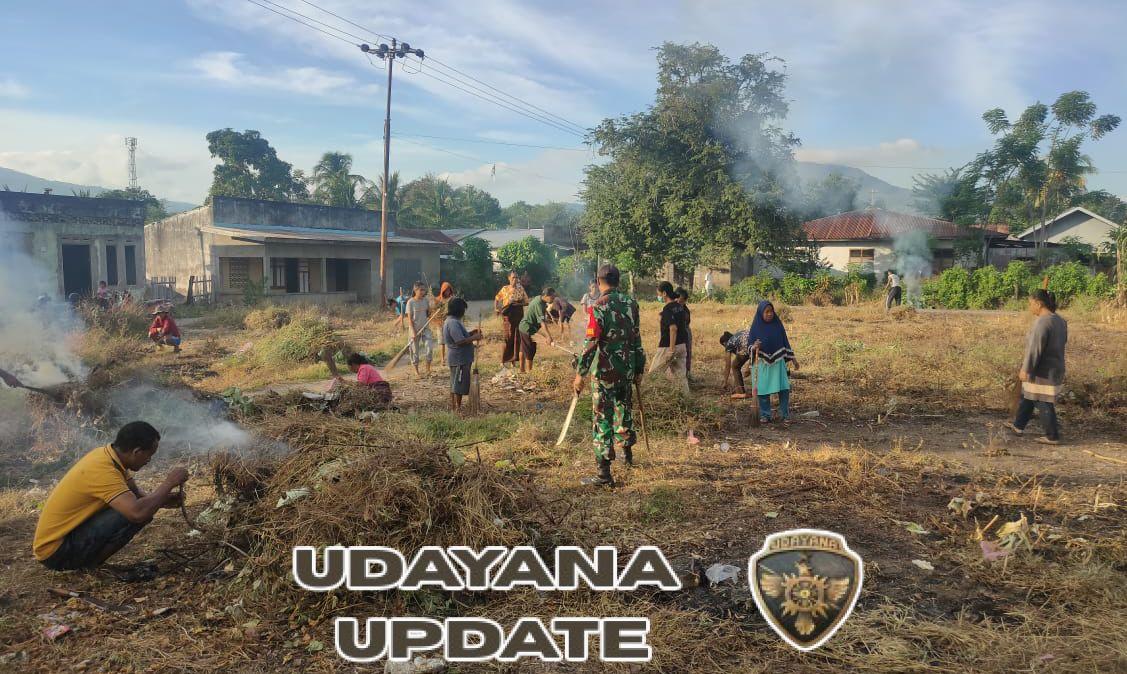 Babinsa Koramil Kewapante Gelar Karya Bakti Bersihkan Lapangan Eks Pasar Geliting