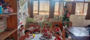 Babinsa Banyuning Apresiasi Program Gizi Anak Sekolah, Dorong Kesehatan dan Prestasi