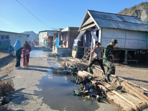 Sinergi TNI, Pemdes, dan Masyarakat Poto Tano Wujudkan Lingkungan Bersih