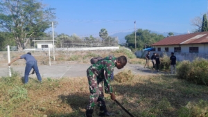 Wujud Kepedulian Lingkungan, Babinsa Koramil 1603-01/Alok Bersama Warga Lakukan Aksi Bersih Desa
