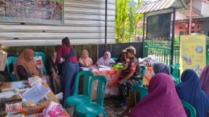 Sertu Irwansyah Pimpin Pendampingan Penimbangan Bayi dan Balita di Lamontet