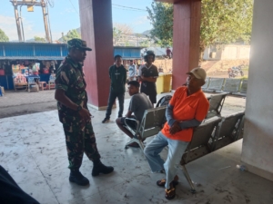 Babinsa Koramil 1602-01/Ende Kawal Arus Penumpang dan Bongkar Muatan KM Lawit