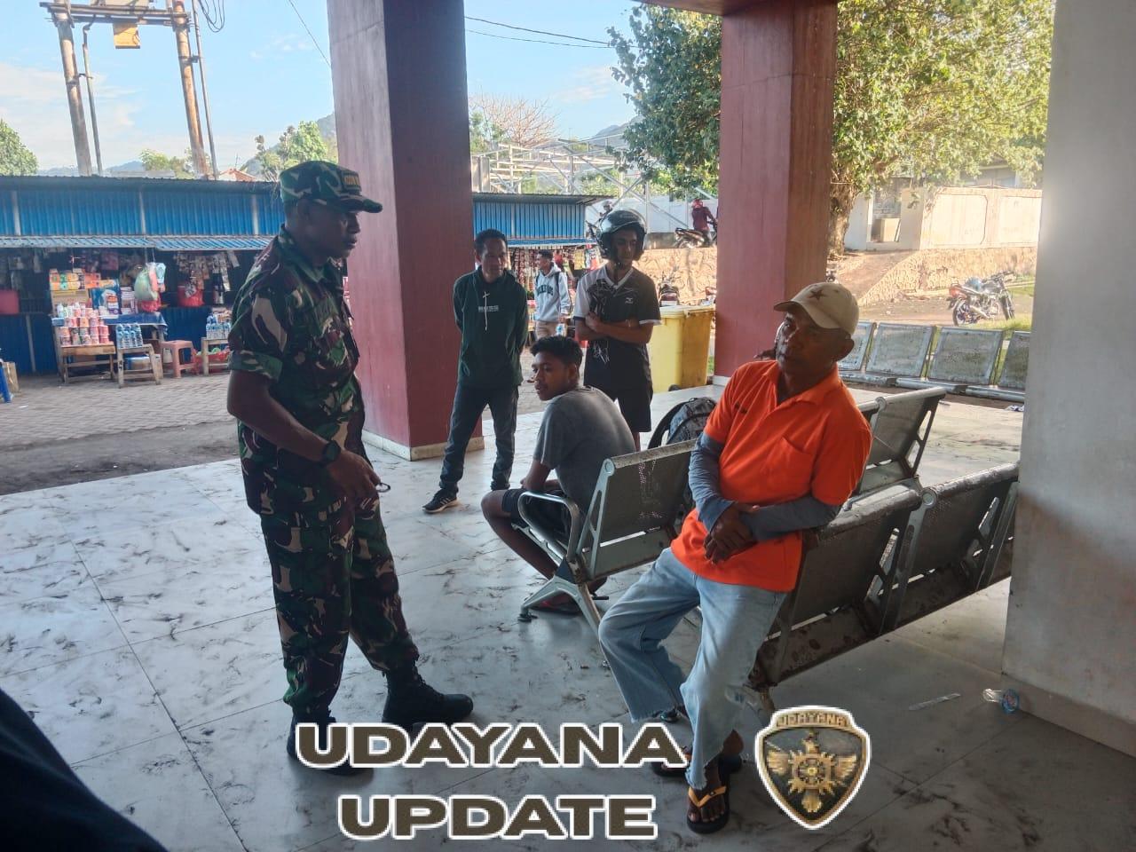 Babinsa Koramil 1602-01/Ende Kawal Arus Penumpang dan Bongkar Muatan KM Lawit