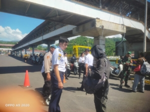 Anggota jajaran Kodim 1623/Karangasem bersama instansi terkait periksa KTP Penumpang.