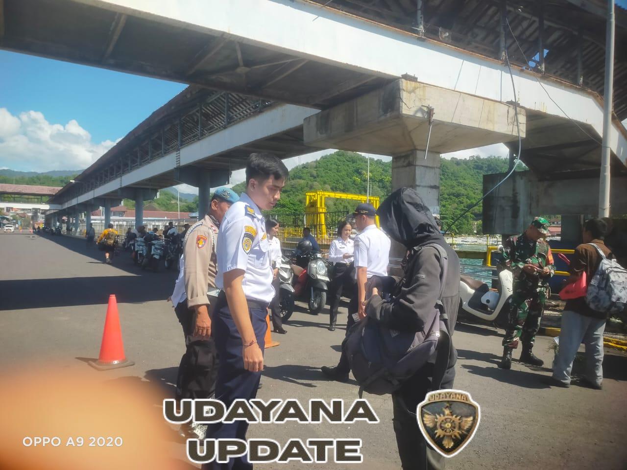 Anggota jajaran Kodim 1623/Karangasem bersama instansi terkait periksa KTP Penumpang.