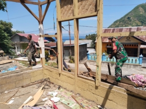 Babinsa Koramil 1602-01/Ende Bersama Warga Gelar Karya Bhakti Pembongkaran Rumah Rusak