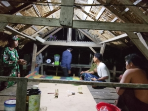 Wujud Kepedulian Babinsa, Amankan Malam di Desa Nangakara