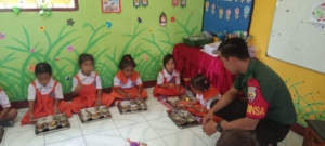 Perkuat Sinergi dengan Pemerintah, Babinsa Lewoleba Bantu Sukseskan Program Gizi Nasional