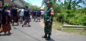 Sinergi Babinsa, Bhabinkamtibmas, dan Pecalang Amankan Upacara Pelebon