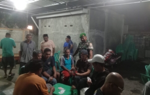 Sertu M. Nasir Pastikan Wilayah Seteluk Aman Lewat Patroli Malam